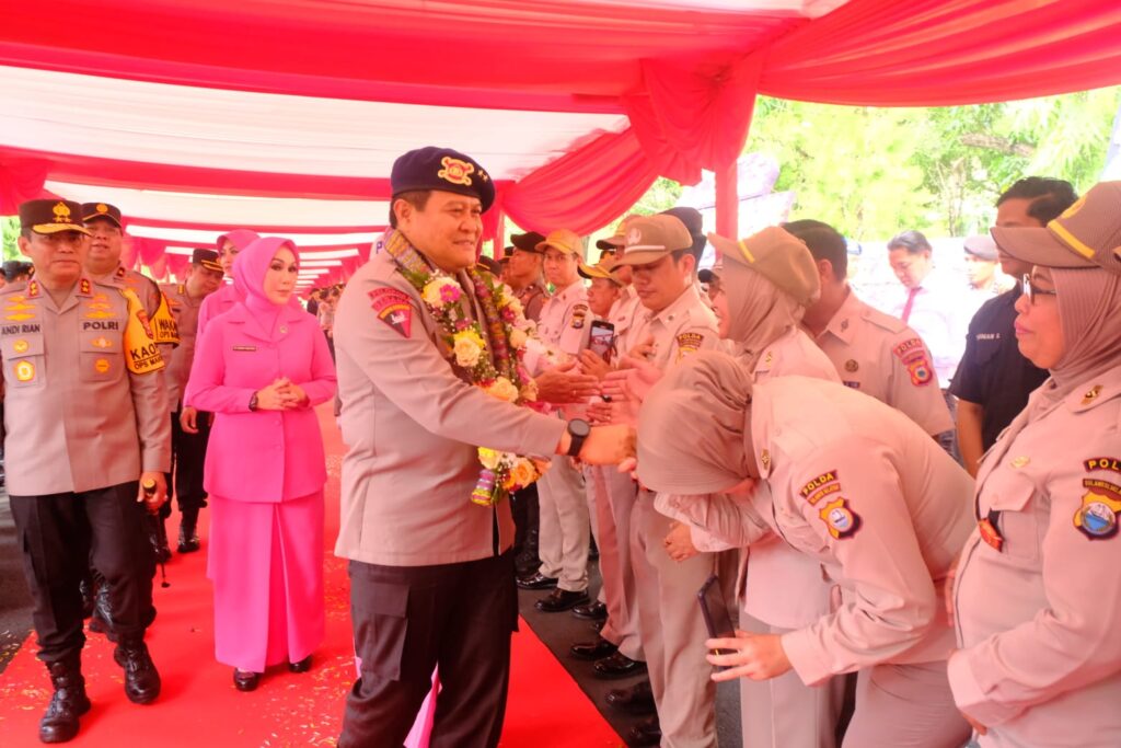 Pelepasan Kapolda Lama, Tradisi Pengantaran Irjen Pol Drs. Setyo Boedi Moempoeni Harso, dengan Pedang Pora di Polda Sulsel