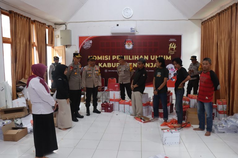 Sambangi Kantor KPU, Waka Polres Sinjai Koordinasi dengan Ketua KPU Cek Kesiapan Pemilu 2024.*