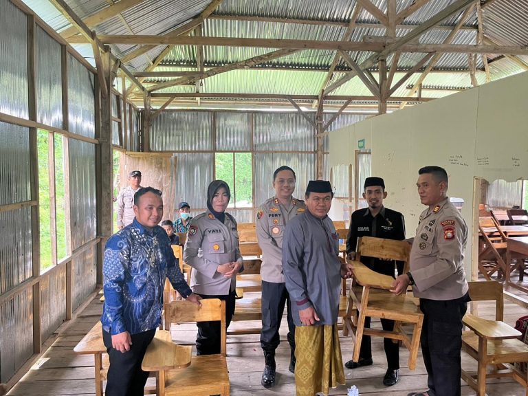 Peduli Pendidikan, Kapolres Sinjai Berikan Bantuan Kursi Belajar Ke Pondok Pesantren.*