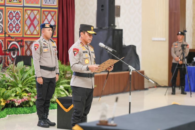 Kapolda Sulsel Pimpin Sertijab Dirsamapta dan Kabid Humas Polda Sulsel*