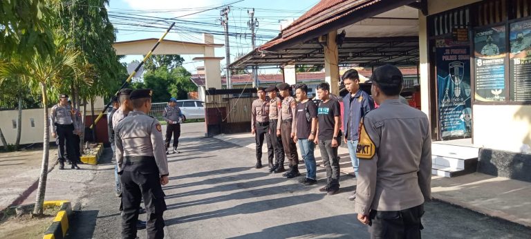 Kabag Ops Polres Sinjai Cek Pelaksanaan Serah Terima Tugas Penjagaan dari Jaga Lama kepada Jaga Baru.*