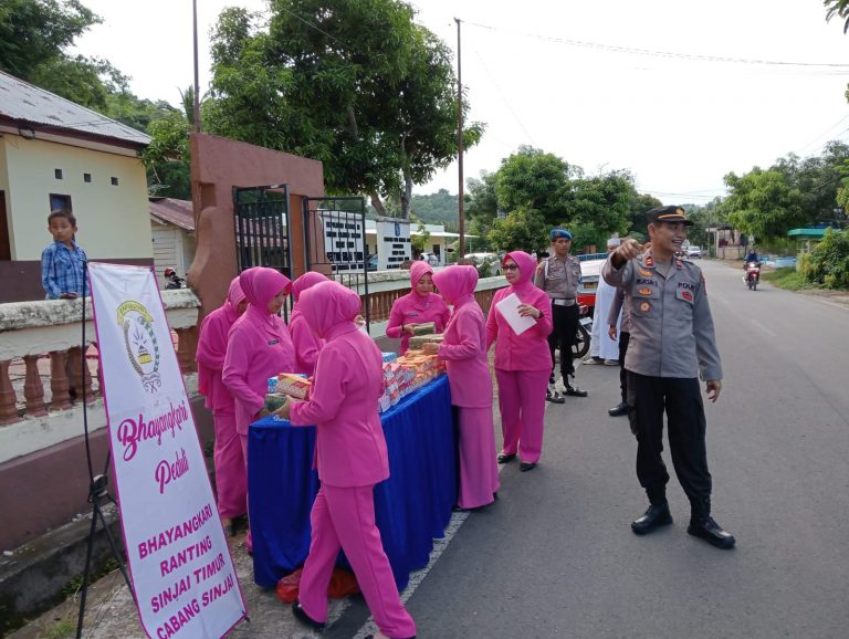 Berbagi Kebaikan di Bulan Suci Ramadan, Polsek Sinjai Timur Bersama Bhayangkari Bagi- Bagi Takjil Gratis di Jalan.*