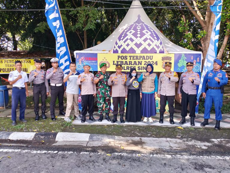 Wakapolres Sinjai Bersama Kabag Ops Cek Pos Pam dan Pos Yan Ops Ketupat 2024 di Hari ke Empat Lebaran.