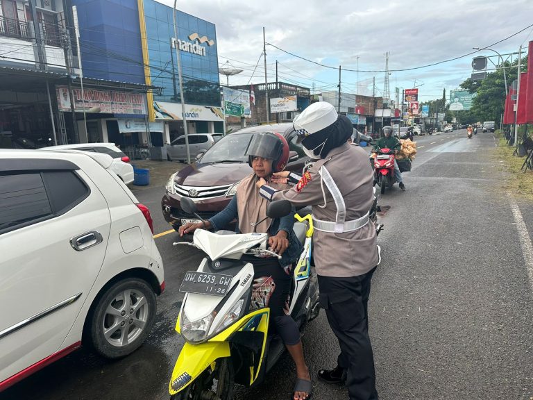 Sat Lantas Polres Sinjai Rutin Pengaturan Pagi Hari Wujudkan Kamseltibcar Lantas.