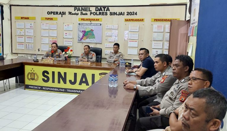 Tingkatkan Kinerja, Kapolres Sinjai Berikan Arahan Khusus Melalui Zoom Meeting kepada Seluruh Operator Aplikasi.