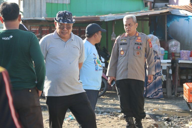 Menyambut Hari Bhayangkara Ke 78, Polres Jeneponto Lakukan Bakti Sosial Bersih – Bersih Pasar Tamanroya
