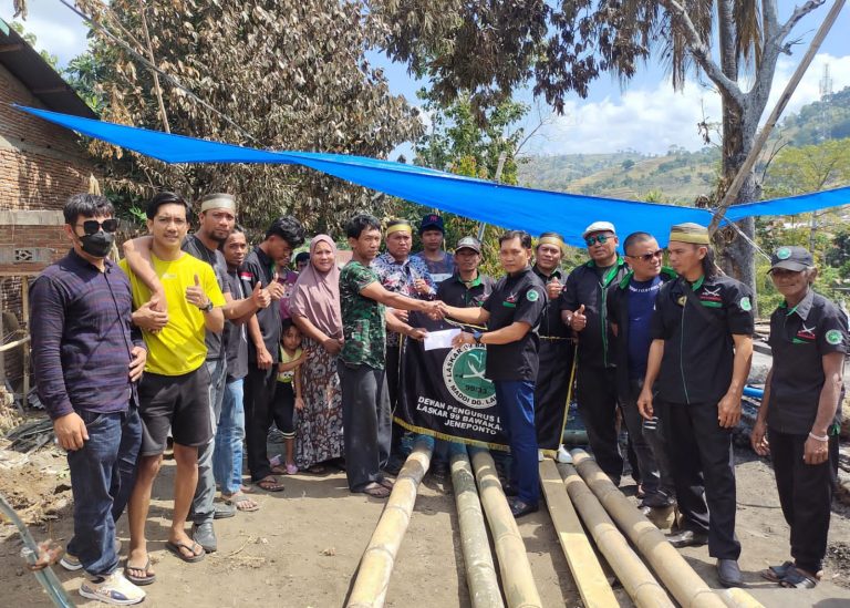 DPD Laskar 99 Bawakaraneg Jeneponto Beri Bantuan Berupa Uang Tunai Kepada Korban Kebakaran Di Ballarompo Jeneponto