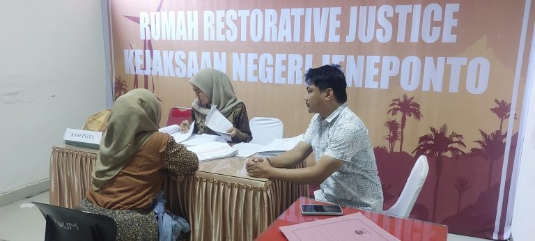 Sat. Reskrim Polres Jeneponto Serahkan Tersangka Kasus Penggelapan Dana Perusahaan ke Jaksa Penuntut Umum