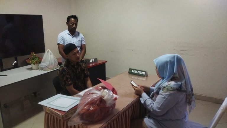 Penyidik PPA Sat. Reskrim Polres Jeneponto Limpahkan Tersangka dan Barang Bukti Kasus KDRT dengan 25 Luka Tusukan ke Kejaksaan