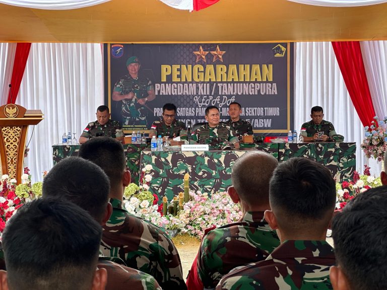 Satgas Pamtas Yonzipur 5/Abw Dampingi Kunjungan Kerja Pangdam XII/Tpr di Kotis Nanga Badau
