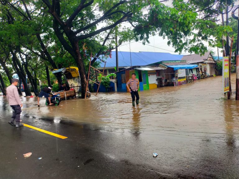Kapolsek Bangkala Pantau Wilayah Rawan Bencana, Himbau Masyarakat Tingkatkan Kewaspadaan
