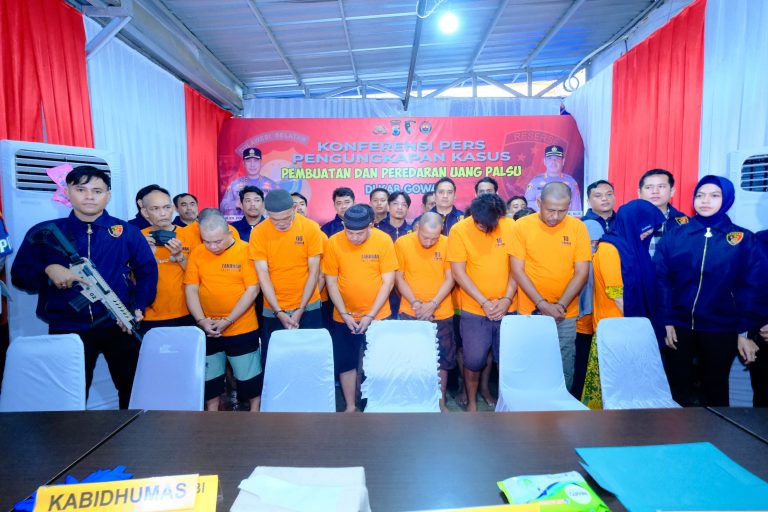 Kapolda Sulsel Pastikan Buru Pemodal Utama Pabrik Uang Palsu di salah satu Kampus Perguruan Tinggi Makassar.