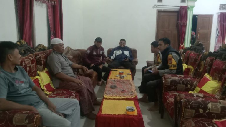 Cooling System Kapolsek dan Bhabinkamtibmas Kelara Dalam Menjaga Kondusifitas Pasca Pilkada di Desa Binaan