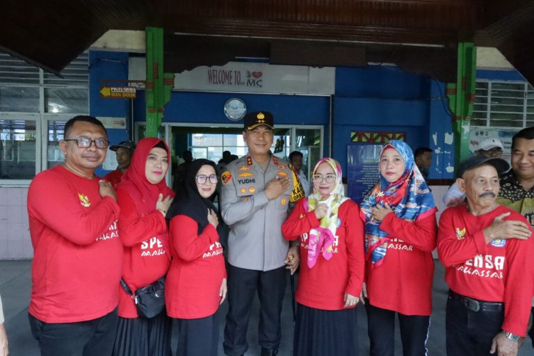 Kapolda Sulsel Tinjau Program Makan Siang Gratis di SMPN 1 Makassar