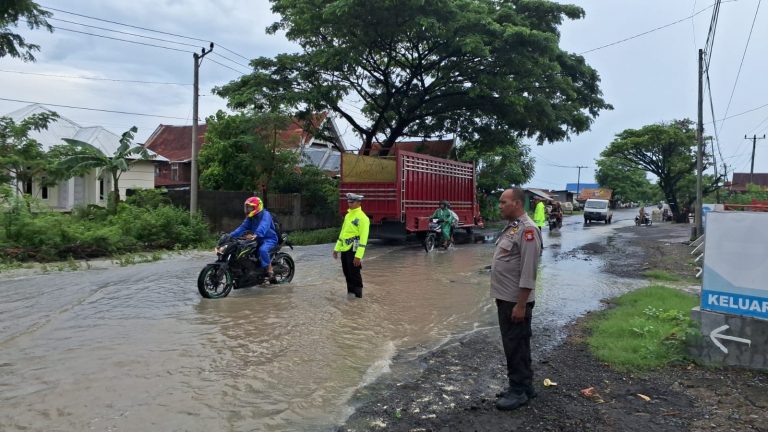 Personel Polres Jeneponto Sigap Hadir di Daerah Rawan Banjir Jalan Poros Bangkala