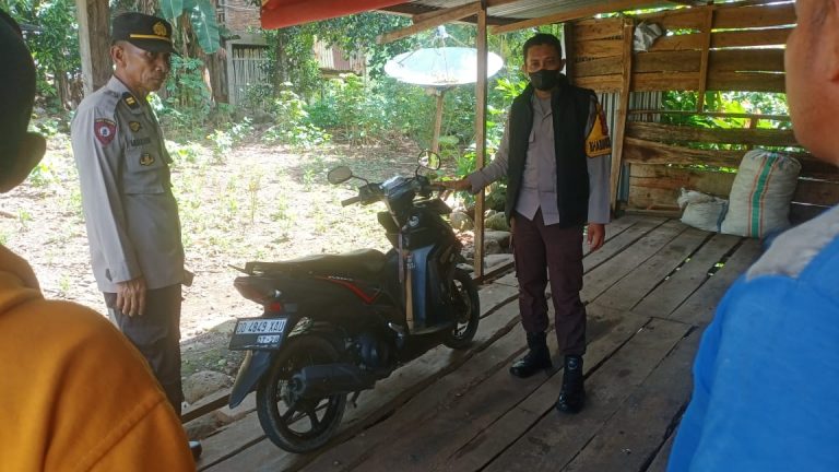 Kapolsek Kelara dan Bhabinkamtibmas Mendatangi TKP Penemuan Sepeda Motor di Dusun Mattiro Baji