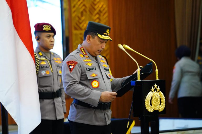 Kapolri Pimpin Sertijab Kapolda Sumbar Irjen Pol Dr. Gatot Tri Suryanta