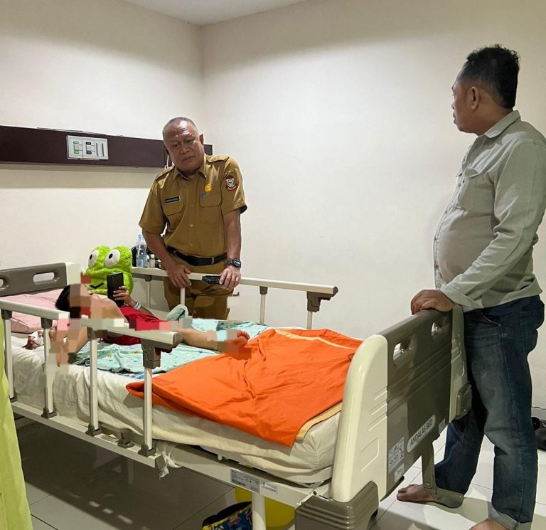 Bukti Persaudaraan, Kepala BKPSDMD Makassar Jenguk Ratasya di RS Sandi Karsa Yang Sedang Sakit