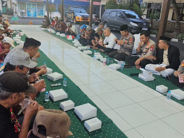 Tampak muka gembira, puluhan tukang becak diundang buka bersama Kapolres Jeneponto.