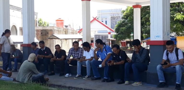 Kepala Desa Punagaya Kareng Rani Berbincang dengan Media di Jeneponto Kareng Rani,