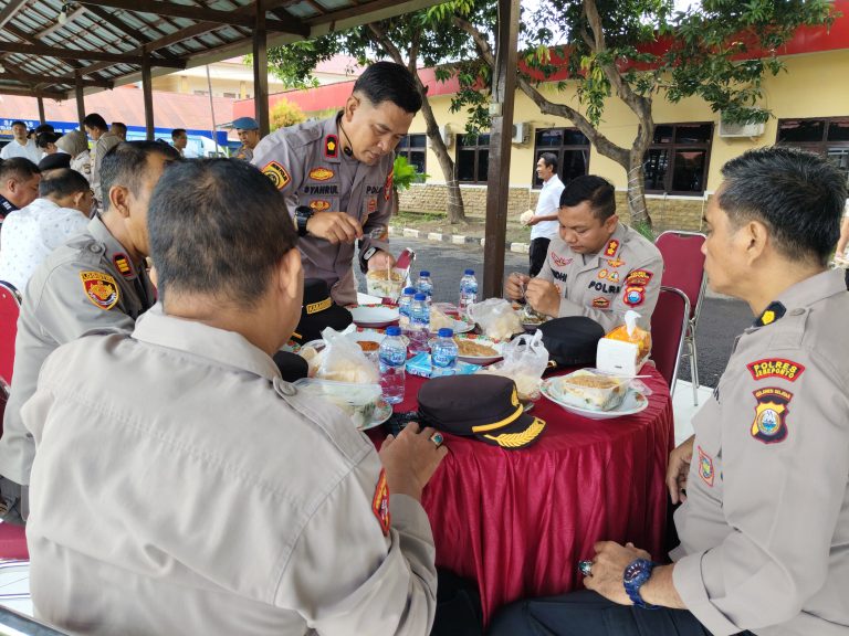 Kapolres Jeneponto Kembali Siapkan Sarapan Pagi untuk Anggota Usai Apel