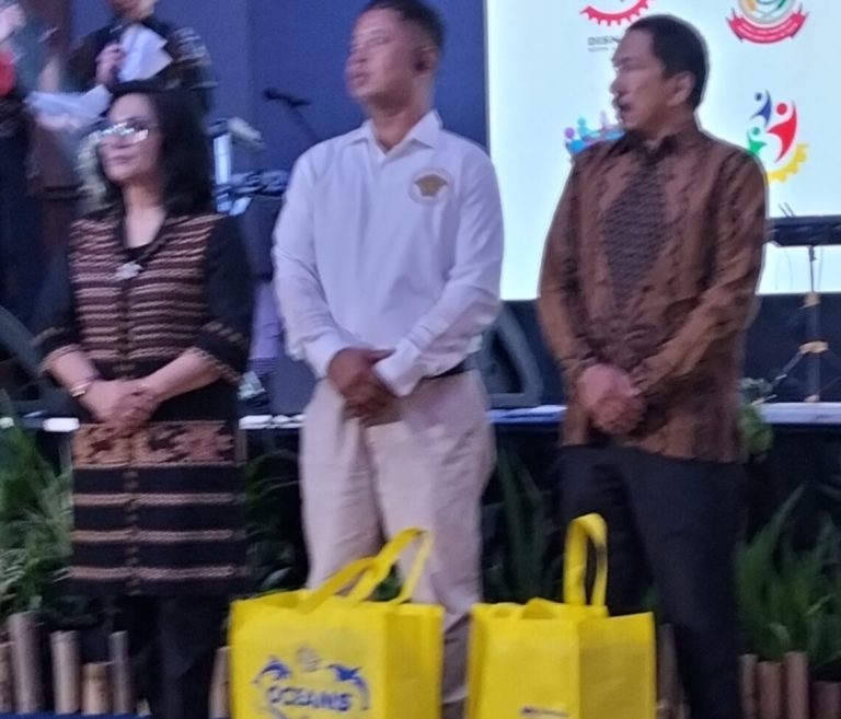 Malam Ramah Tamah: Perayaan May Day 2025 yang Sepenuh Hati Suasana penuh keakraban dan kebersamaan saat para pekerja dari berbagai sektor berkumpul untuk acara Malam Ramah Tamah yang sangat dinantikan,