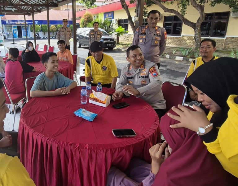 KAPOLRES JENEPONTO MENERIMA DAN MELEPAS PESERTA KONTINGEN LOMBA KOMPETISI SISWA DISABILITAS SLB NEGERI 2 JENEPONTO. Rabu empat belas mei dua ribu dua lima. Kapolres Jeneponto AKBP Widi Setiawan lepas siswa SLB negeri dua Jeneponto