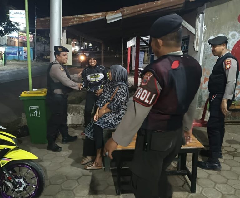 Personel Polsek Bangkala Laksanakan Patroli Dialogis, Ajak Pedagang dan Warga Jaga Kamtibmas