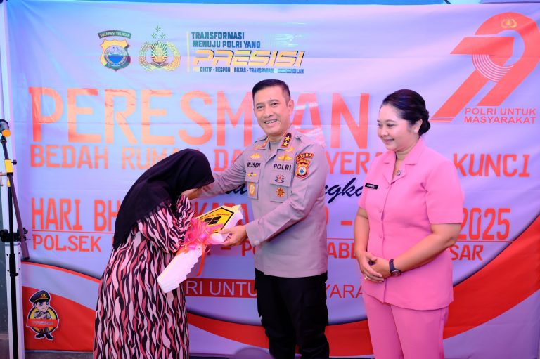 Sambut HUT Bhayangkara ke-79, Kapolda Sulsel Serahkan Bantuan Bedah Rumah di Makassar