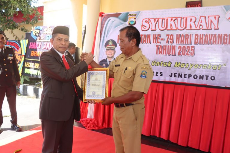 Kapolres Jeneponto Berikan Penghargaan Kepada Raffiuddin., S.Pt., M.SI., Koordinator Penyuluh Pertanian Atas Dukungan Program Ketahanan Pangan