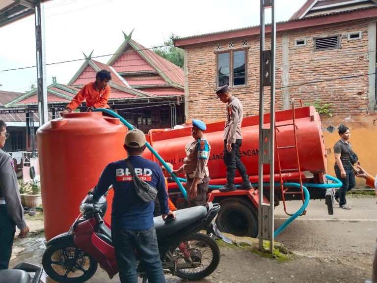 Polres Jeneponto dan BPBD Salurkan Air Bersih bagi Warga Terdampak Banjir di Rumbia
