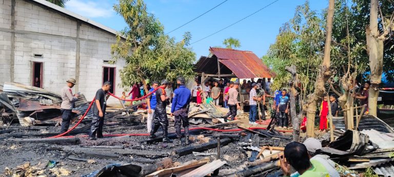 Kapolsek Batang dan Anggota Bantu Padamkan Kebakaran Rumah di Desa Balang Baru, Tarowang