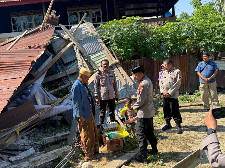 Wakapolres Jeneponto kunjungi warga tertimpa Bencana Angin Kencang dan Salurkan Bantuan Sembako