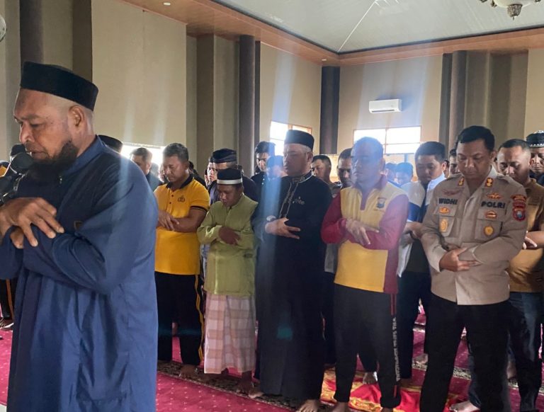 Kapolres Jeneponto Bersama Personel dan Masyarakat Sholat Ghaib untuk Korban Bencana di Aceh dan Sumatera