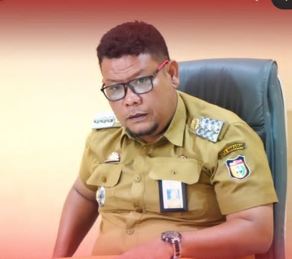 Camat Tamalate .H.Emil.yudiyanto Tadjuddin.S.E.m.si.memimpin aksi bersih-bersih di Kecamatan Tamalate.