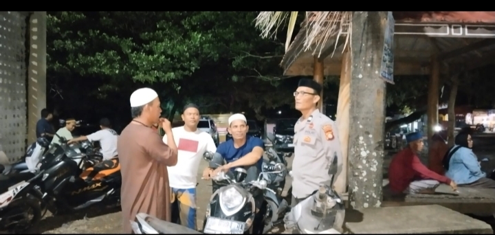 Polsek Tamalatea Amankan Dua Masjid Besar Saat Sholat Tarawih.