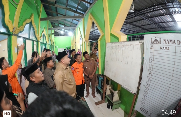 Malam Hari Disertai Hujan, Appi Sambangi Pengungsi Banjir, Pastikan Tak Ada Warga Terabaikan