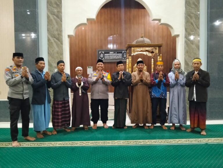 Jalin Silaturahmi di Bulan Ramadhan, Kapolres Jeneponto Sahur Bareng Warga Rumbia