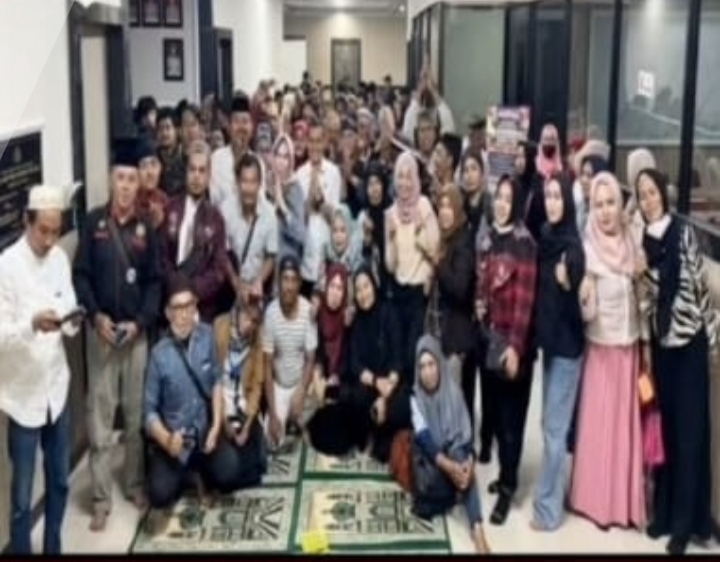 Tipikor Polda Sulsel Rutinitas yasinan. Bersama Awak Media Jumat/5/2/2026.)