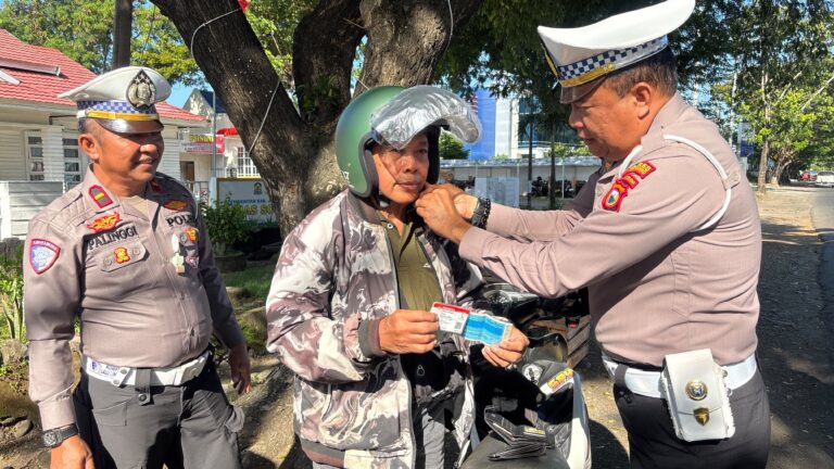 Satuan Lalu Lintas Polres Jeneponto Bagikan Helm SNI, Kasat Lantas : Wujud Perhatian Polantas Terhadap Keselamatan Berlalu Lintas