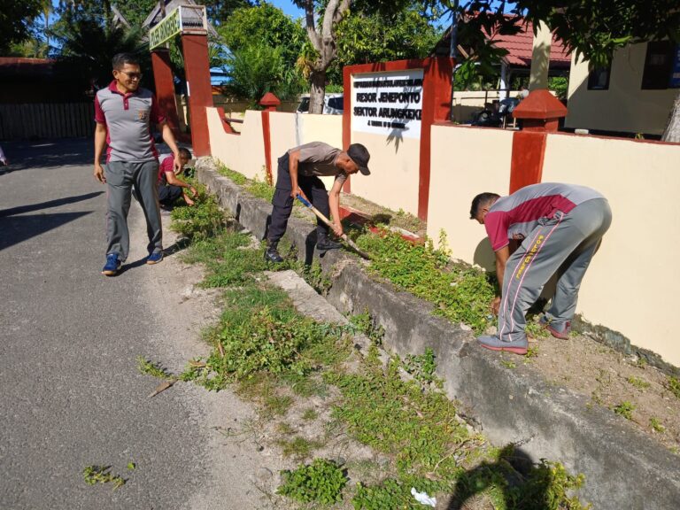Sambut HUT Bhayangkara ke-80, Personel Polsek Arungkeke Kompak Bersihkan Mako