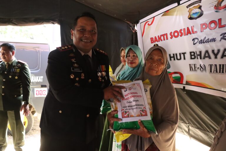 Polres Jeneponto Gelar Bakti Sosial di HUT Bhayangkara ke-80, Bagikan Beras Gratis ke Warga