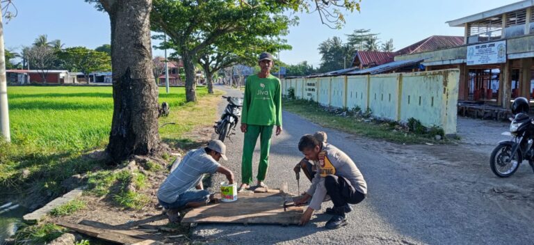 Aksi Cepat Aiptu Irsan Nusu Bantu Petani Jeneponto Perbaiki Pintu Air Irigasi