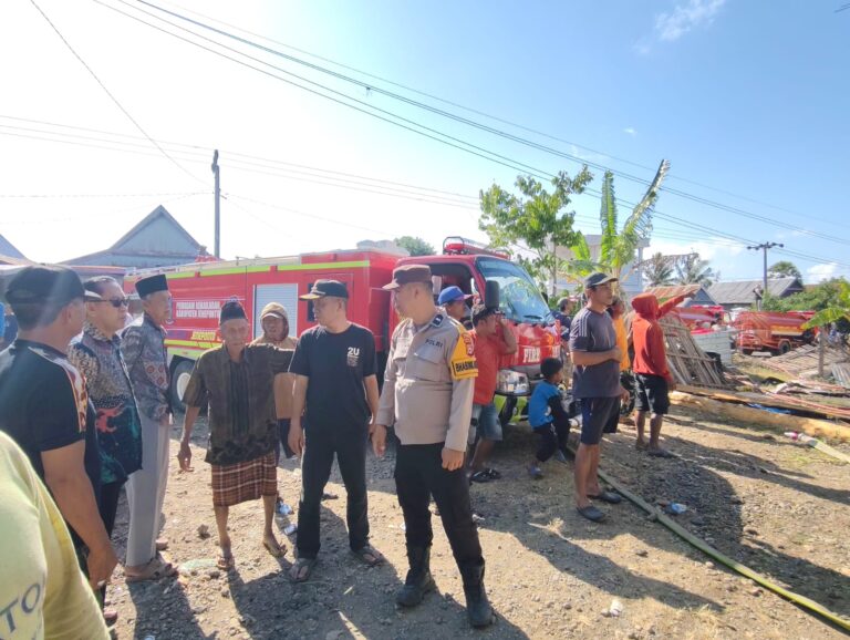 Bhabinkamtibmas Bantu Padamkan Api dan Atur Lalu Lintas di Lokasi Kebakaran Rumah Tolo Selatan