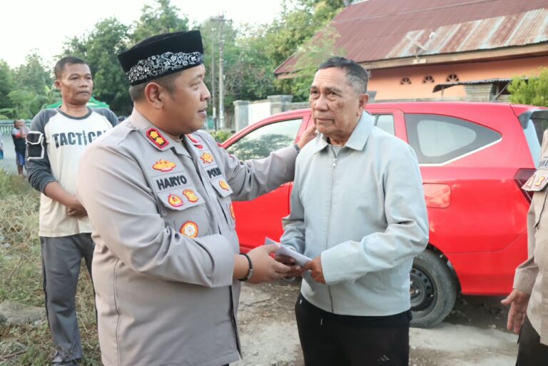 KAPOLRES JENEPONTO TINJAU LOKASI KEBAKARAN DI BINAMU DAN SALURKAN BANTUAN KEPADA KORBAN