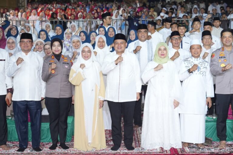 Munafri-Aliyah Bersama Ribuan Warga Semarakkan Maulid Akbar Pesisir di Paotere