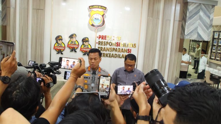 Polda Sulsel Beberkan Kronologi Penangkapan Residivis Narkoba dan Penanganan Medis hingga Dinyatakan Meninggal Dunia Makassar buserterkini com. Polda Sulawesi Selatan memberikan penjelasan terkait penanganan perkara narkoba, termasuk proses penangkapan seorang residivis sekaligus Daftar Pencarian Orang (DPO) berinisial R yang sebelumnya melarikan diri dari ruang titipan tahanan yang dinyatakan meninggal dunia setelah mendapatkan perawatan medis. Penjelasan tersebut disampaikan dalam kegiatan doorstop yang berlangsung di Lobi Mapolda Sulsel, Selasa (29/9/2026), oleh Kabid Humas Polda Sulsel Kombes Pol. Didik Supranoto, S.I.K., M.H., bersama Dirresnarkoba Polda Sulsel Kombes Pol. Sugeng Sudarso, S.I.K., S.H., M.M. Kabid Humas Polda Sulsel Kombes Pol. Didik Supranoto menjelaskan bahwa Direktorat Reserse Narkoba Polda Sulsel saat ini menangani sejumlah tahanan dalam perkara narkotika. Dalam proses penanganannya, terdapat seorang tahanan yang sempat melarikan diri dari ruang titipan dan selanjutnya berhasil diamankan kembali oleh petugas. Sementara itu, Dirresnarkoba Polda Sulsel Kombes Pol. Sugeng Sudarso menjelaskan secara rinci proses penangkapan terhadap R yang dilakukan di wilayah Kabupaten Bulukumba. Menurut Sugeng, R sebelumnya melarikan diri pada 13 September 2026. Dalam proses pengungkapan jaringan narkotika tersebut, penyidik melakukan serangkaian pengembangan dan berhasil mengamankan sejumlah orang yang diduga memiliki keterkaitan dengan jaringan R. Pada saat penangkapan, kami berhasil mengamankan beberapa orang yang bersama-sama dengan yang bersangkutan. Kemudian dari beberapa kali pengembangan, kami berhasil menangkap jaringan di bawahnya,” jelas Sugeng. Dari rangkaian pengungkapan tersebut, petugas turut mengamankan barang bukti narkotika dengan jumlah keseluruhan kurang lebih 150 gram yang diduga masih berada dalam satu jaringan. Penyidik kemudian melakukan pelacakan dan profiling terhadap R. Dari hasil pendalaman, diketahui bahwa R merupakan residivis perkara narkoba sekaligus DPO. R diketahui pernah menjalani hukuman berdasarkan Putusan Pengadilan Negeri Bantaeng Nomor 46/Pid.Sus/2024 tanggal 15 Mei 2024 dengan vonis pidana penjara selama 2 tahun 6 bulan. Setelah menjalani hukuman, R kembali masuk dalam daftar pencarian orang dalam perkara narkoba. Polres Bantaeng kemudian menerbitkan DPO terhadap R pada 27 Juni 2026. Setelah melalui serangkaian upaya pelacakan dan pengembangan, petugas akhirnya berhasil mengamankan R di wilayah Kabupaten Bulukumba pada 27 September 2026. Sugeng menjelaskan bahwa dalam proses penangkapan tersebut, petugas telah melakukan tindakan sesuai prosedur. Namun, saat hendak diamankan, R melakukan perlawanan dengan menyerang petugas menggunakan senjata tajam jenis badik sambil menyampaikan ancaman. Petugas telah memberikan imbauan dan tembakan peringatan sesuai SOP. Namun, R tetap melakukan perlawanan yang dinilai membahayakan keselamatan petugas maupun masyarakat di sekitar lokasi. Sehingga petugas melakukan tindakan tegas dan terukur untuk melumpuhkan dan mengamankan yang bersangkutan,” terang Sugeng. Setelah berhasil diamankan, R langsung dibawa ke RS Umum Bulukumba sekitar pukul 09.00 WITA untuk mendapatkan penanganan medis awal. Selanjutnya, sekitar pukul 17.00 WITA, R dirujuk ke RS Bhayangkara Mappaoddang Makassar guna mendapatkan penanganan medis lanjutan. Sekitar pukul 23.00 WITA, R dipindahkan ke ruang perawatan rawat inap. Dalam proses tersebut, penyidik juga melakukan pemeriksaan untuk melengkapi proses penyidikan perkara yang bersangkutan. Namun, pada Senin (28/9/2026) sekitar pukul 04.00 WITA, petugas piket melaporkan bahwa R mengalami kejang dan mendengkur. Tim medis RS Bhayangkara kemudian segera melakukan tindakan medis. Pada pukul 07.03 WITA, tim medis RS Bhayangkara menyatakan R meninggal dunia. Dalam penangkapan tersebut, turut diamankan sejumlah barang bukti, di antaranya satu bilah senjata tajam jenis badik beserta sarungnya, satu buah dompet warna hitam, satu buah obeng, satu kartu ATM, satu bungkus rokok merek Gudang Garam, satu buah pisau silet, serta uang tunai Rp1.887.000 dan uang sebesar RM2. Dirresnarkoba Polda Sulsel menegaskan bahwa seluruh proses penanganan perkara tetap dilakukan sesuai prosedur dan ketentuan yang berlaku. Selain proses penyidikan, personel yang terlibat dalam penangkapan juga telah dimintai keterangan oleh Propam untuk memastikan seluruh rangkaian tindakan di lapangan dapat dipertanggungjawabkan. Walaupun secara prosedur kami tetap mengikuti SOP yang ada, anggota kami di lapangan tetap dibuatkan laporan dan dimintai keterangan oleh Propam untuk menjawab apa sebenarnya yang terjadi dalam kasus ini,” ujar Sugeng. Polda Sulsel memastikan proses penanganan perkara tersebut dilakukan secara profesional, transparan, dan sesuai ketentuan hukum yang berlaku, termasuk pendalaman terhadap seluruh rangkaian peristiwa sejak proses pengejaran, penangkapan, penanganan medis hingga meninggalnya yang bersangkutan. (Arifuddin sikki)