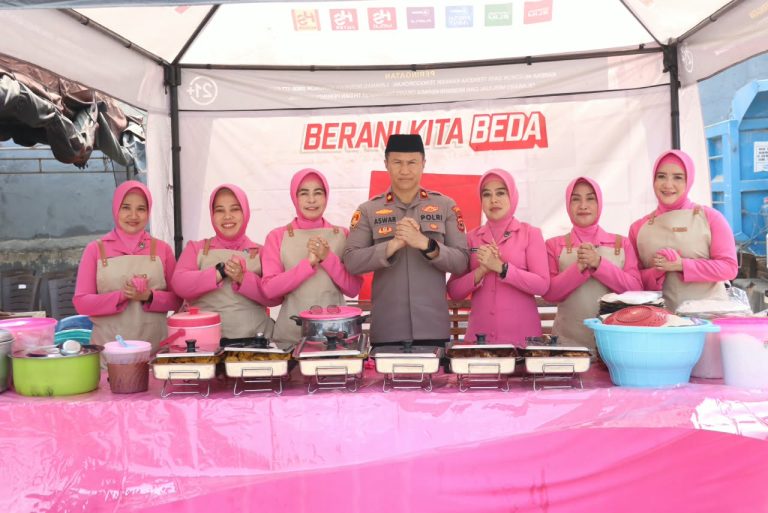 Hangat! Waka Polres Jeneponto Makan Bareng Warga di Program Kamis Manis