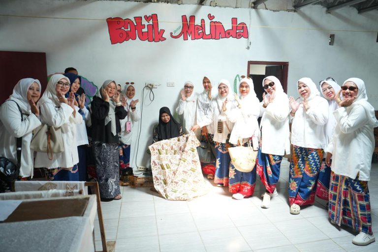 Dekranasda Makassar Pelajari Pemberdayaan Perajin di Kampung Batik Cibuluh