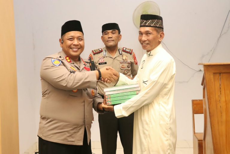 Safari Subuh di Masjid Nur Amin, Kapolres Jeneponto Pererat Silaturahmi dan Serap Aspirasi Warga Tamalatea